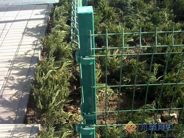 绿化带护栏网又叫做绿化带隔离网，绿化带防护网，绿化带围栏网等.